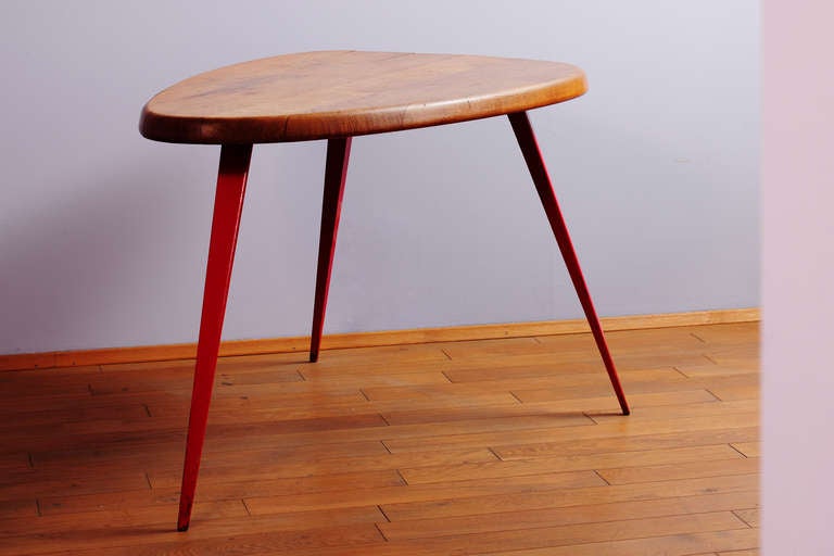 Organically shaped solid oak top on three
triangular, red painted legs by Charlotte Perriand & Jean Prouvé
Free Form table High:
70 cm, long 114 cm, width 75 cm
Painted bent steel. Manfactured by les Ateliers Jean Prouvé.
