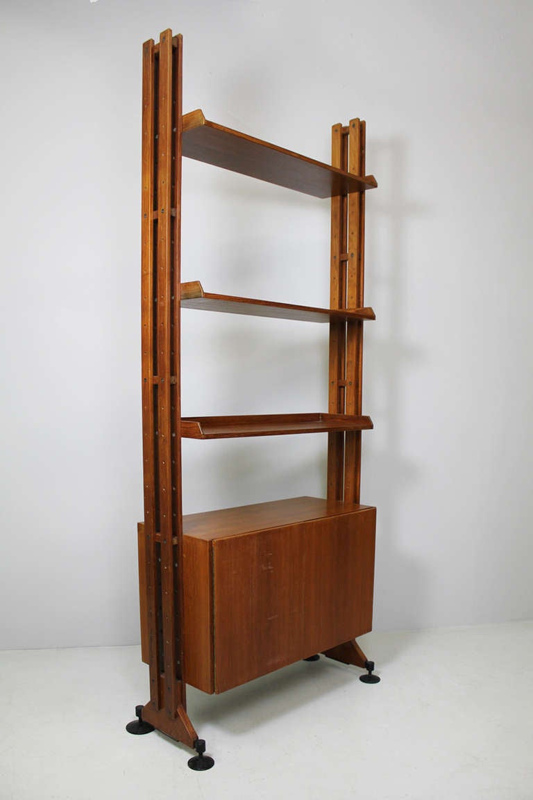 Bookshelf LB10 by Franco Albini, Poggi Italy 1958

construction solid walnut, veneered shelves,
feet casted aluminium