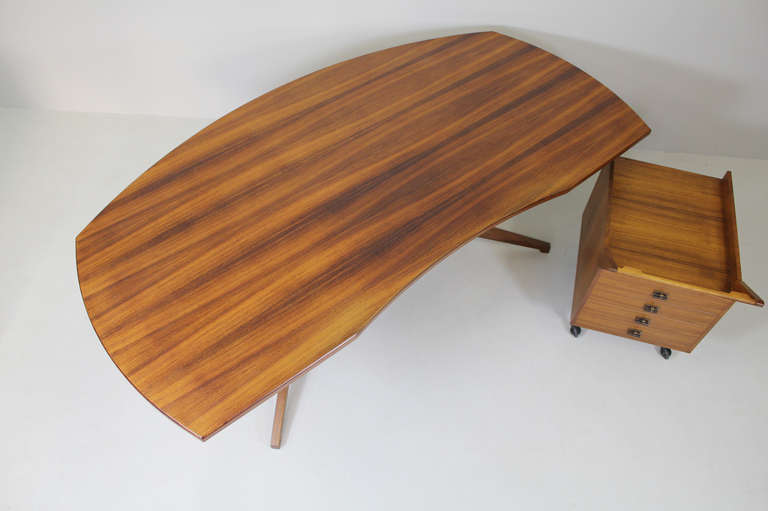 Desk with container by Franco Albini, Poggi Italy 1956

Rosewood, 
brass details

dimension of the container
L.67 W.45 H.72 cm