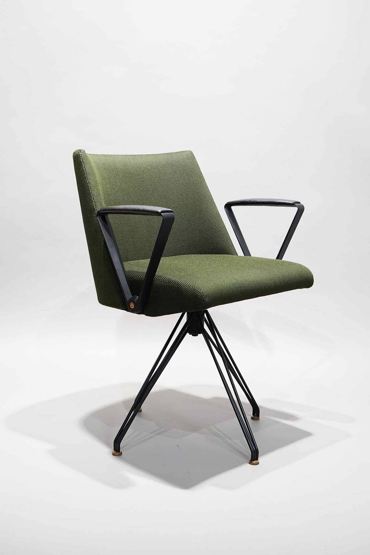 Swivel chair S88 by Osvaldo Borsani, Tecno Milano 1957

renewed upholstery and cover: original >Tecno  wool cover