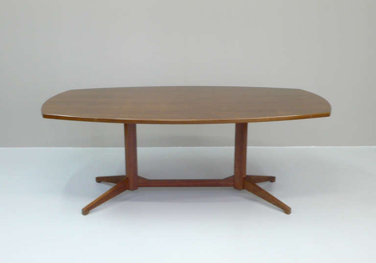 Table model "TL22" by Franco Albini/ Franca Helg 1958, Poggi Italy

Materials & Techniques Notes: boat shape,
construction solid walnut, top walnut veneer