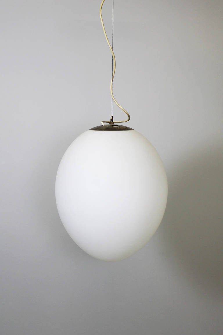 Pendant "Drop" by Gaetano Scolari, Stilnovo Italy 1950
hand blown crystall glass white, satined
construction brass