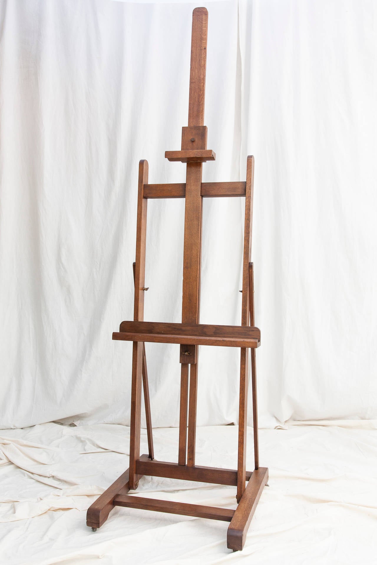 This handsome and sturdy easel would make an excellent display piece for artwork. With a 4