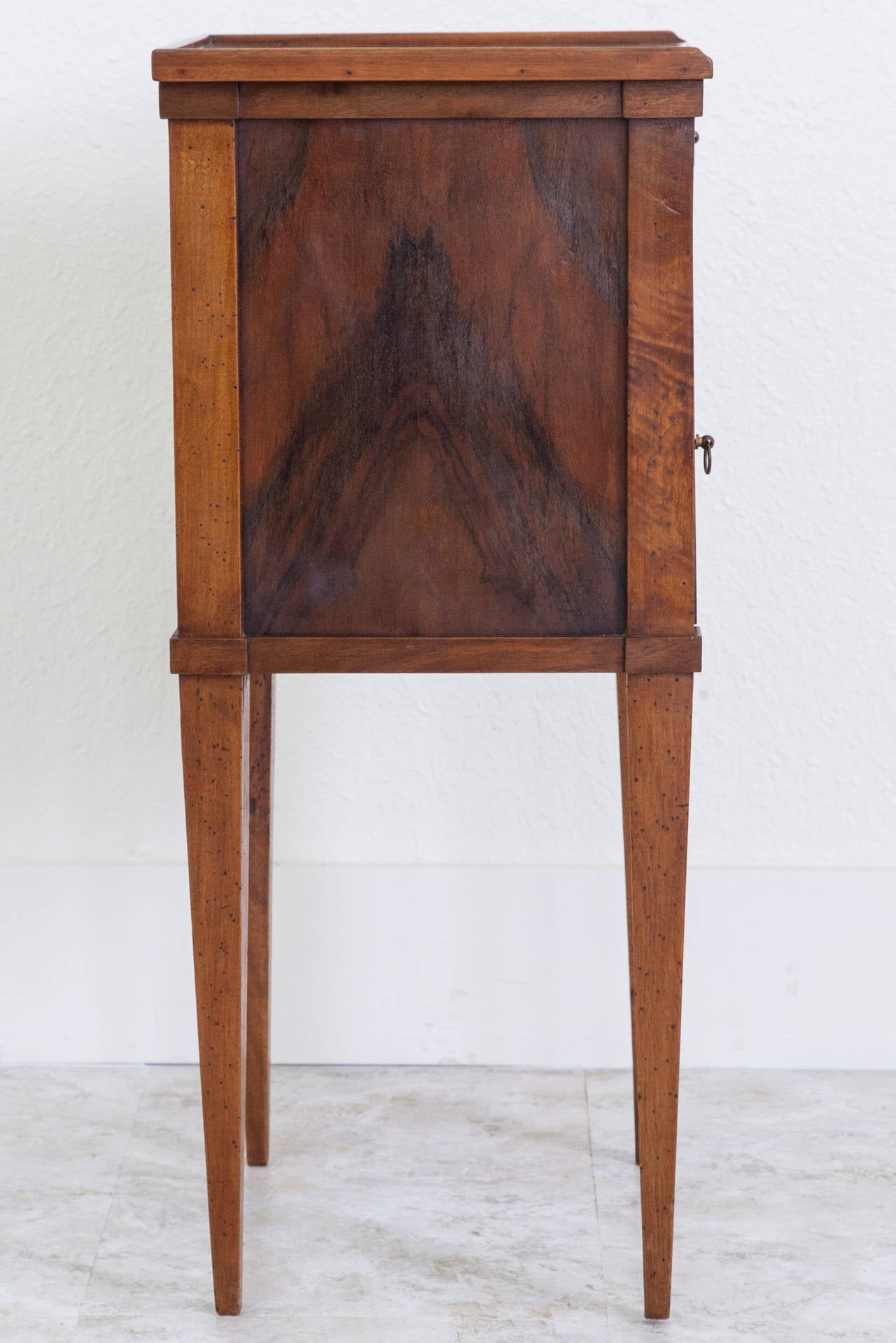 French 19th Century Directoire Bookmatched Walnut Nightstand or Side Table In Excellent Condition In Fayetteville, AR