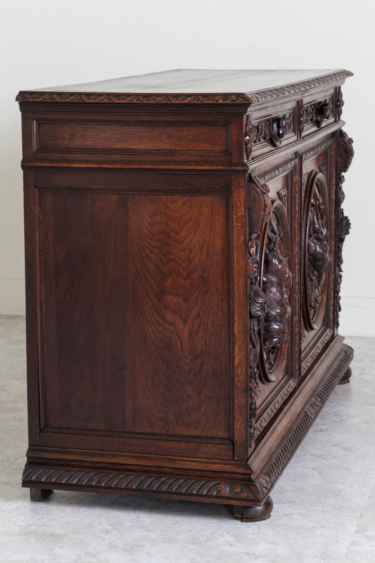 Néo-Renaissance Buffet de chasse français du 19ème siècle de style Henri II avec animaux, fruits et noix
