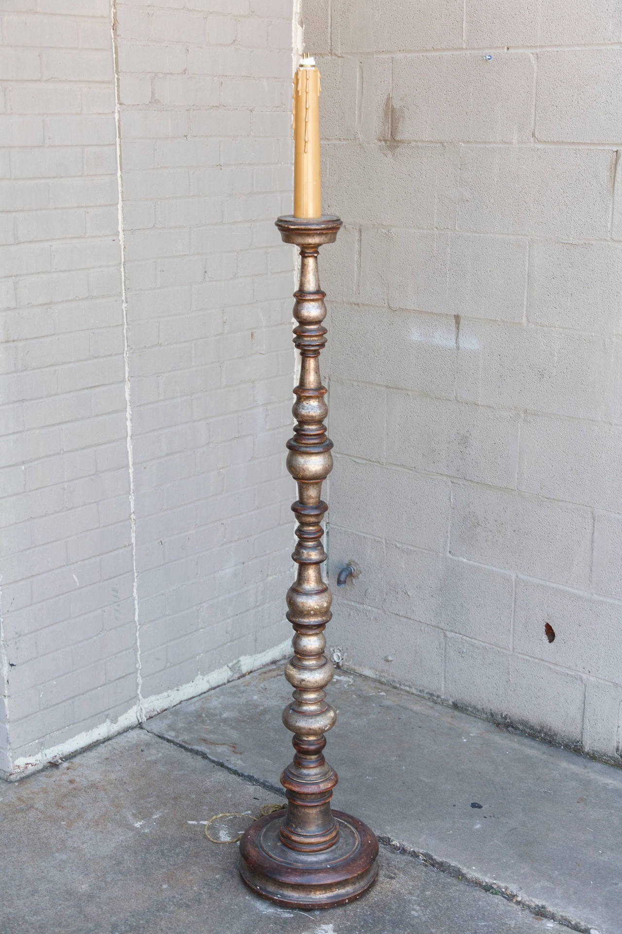 Mid-Century Italian Floor Lamp of Antiqued Silver Gilt Wood 3