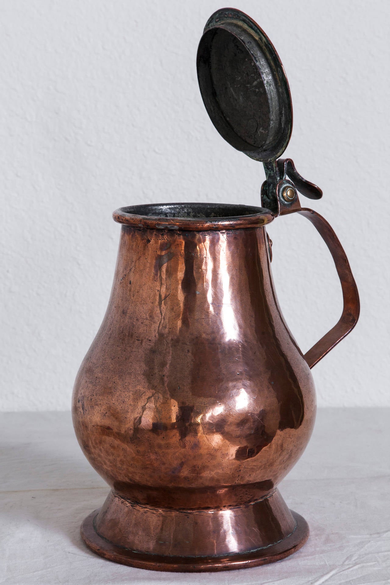 Large 18th Century French Copper Tankard with Riveted Handle and Lid In Excellent Condition In Fayetteville, AR