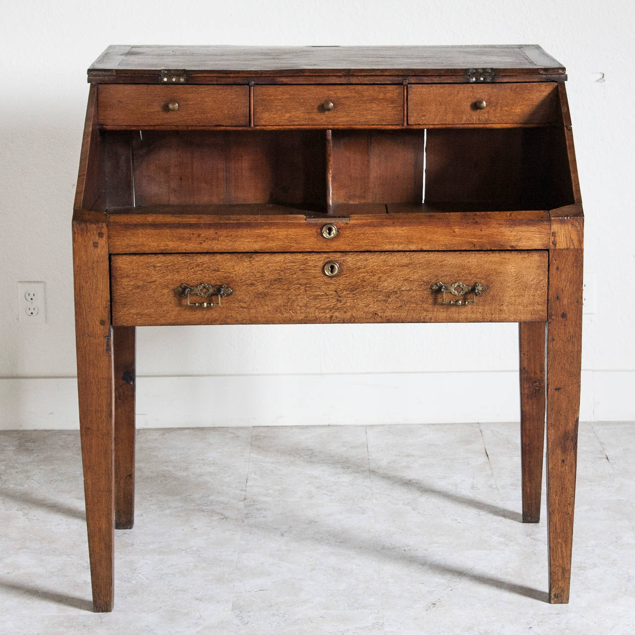 Early 19th Century French Rustic Oak Notary or Drafting Desk from Burgundy In Excellent Condition In Fayetteville, AR