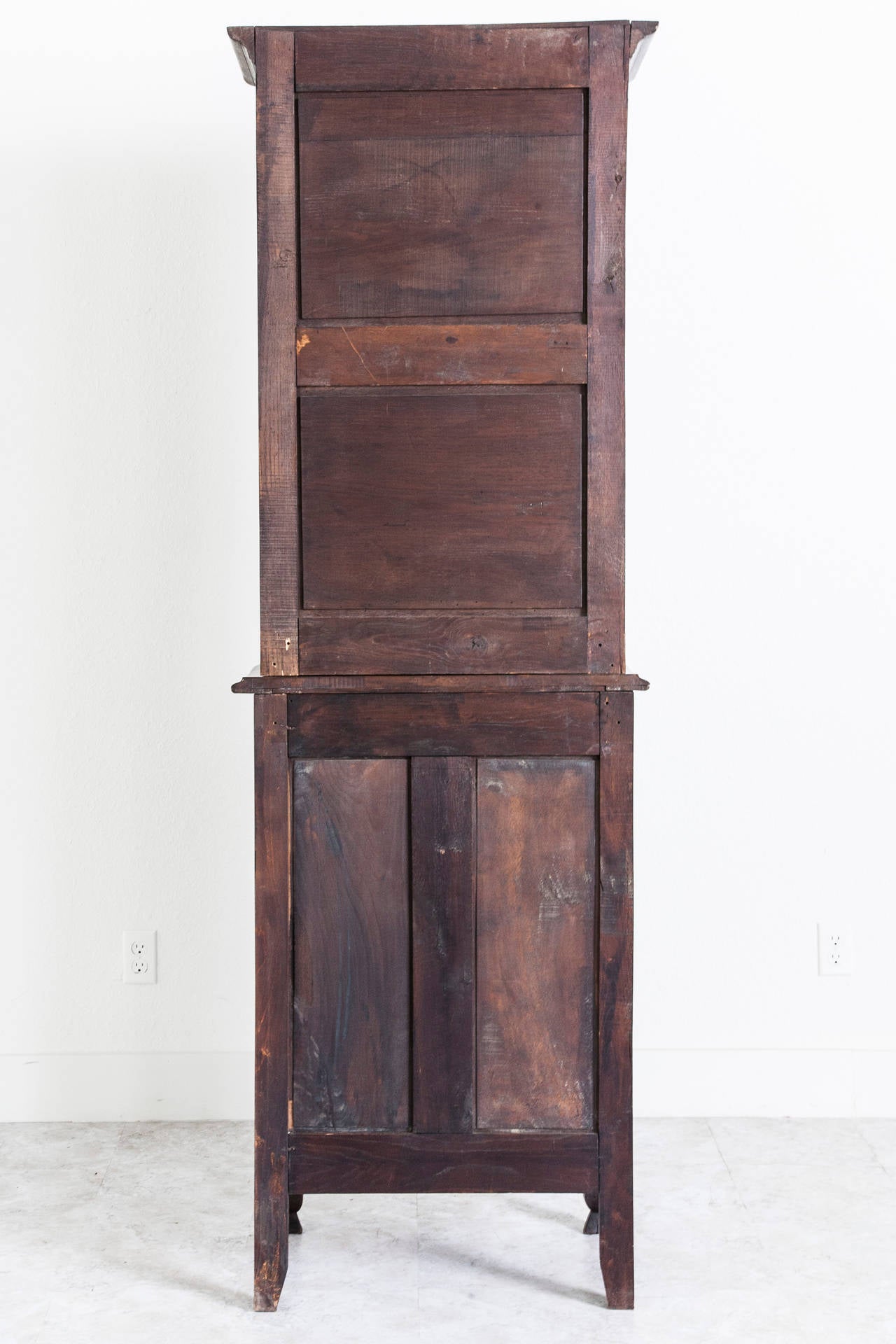 Antique French Oak Hand-Carved Louis XV Style Normandy Cabinet or Vitrine In Excellent Condition In Fayetteville, AR