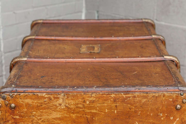 Colonial Period Leather Trunk In Excellent Condition In Fayetteville, AR
