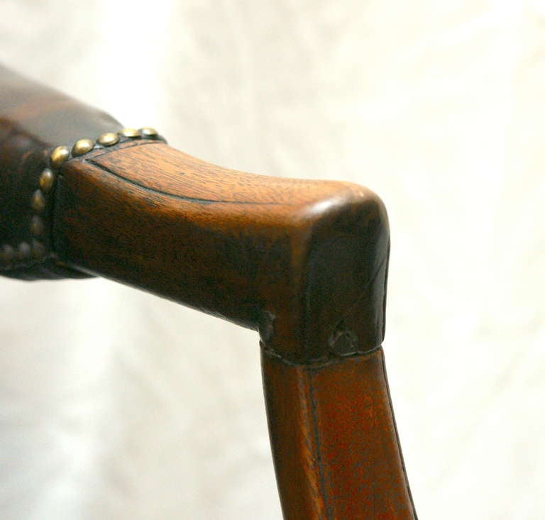 English Mahogany and Dark Brown Leather Gainsborough Chair In Good Condition For Sale In New York, NY