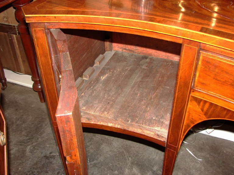 19th Century English Georgian Mahogany Serpentine Sideboard For Sale 4