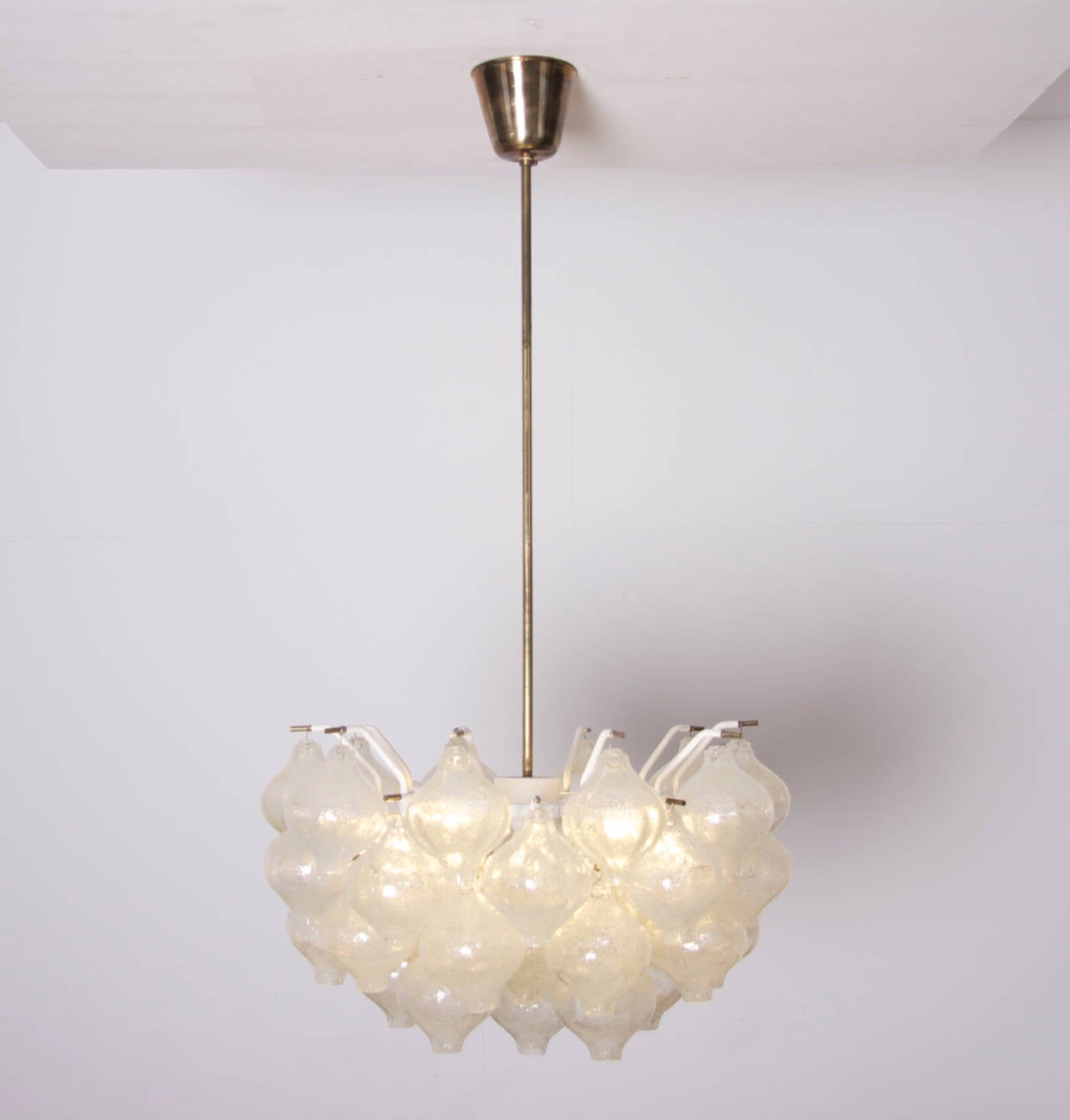 Beautiful Kalmar Tulipan chandelier in excellent condition. Height of glass part is 30 cm / 12 inch.

