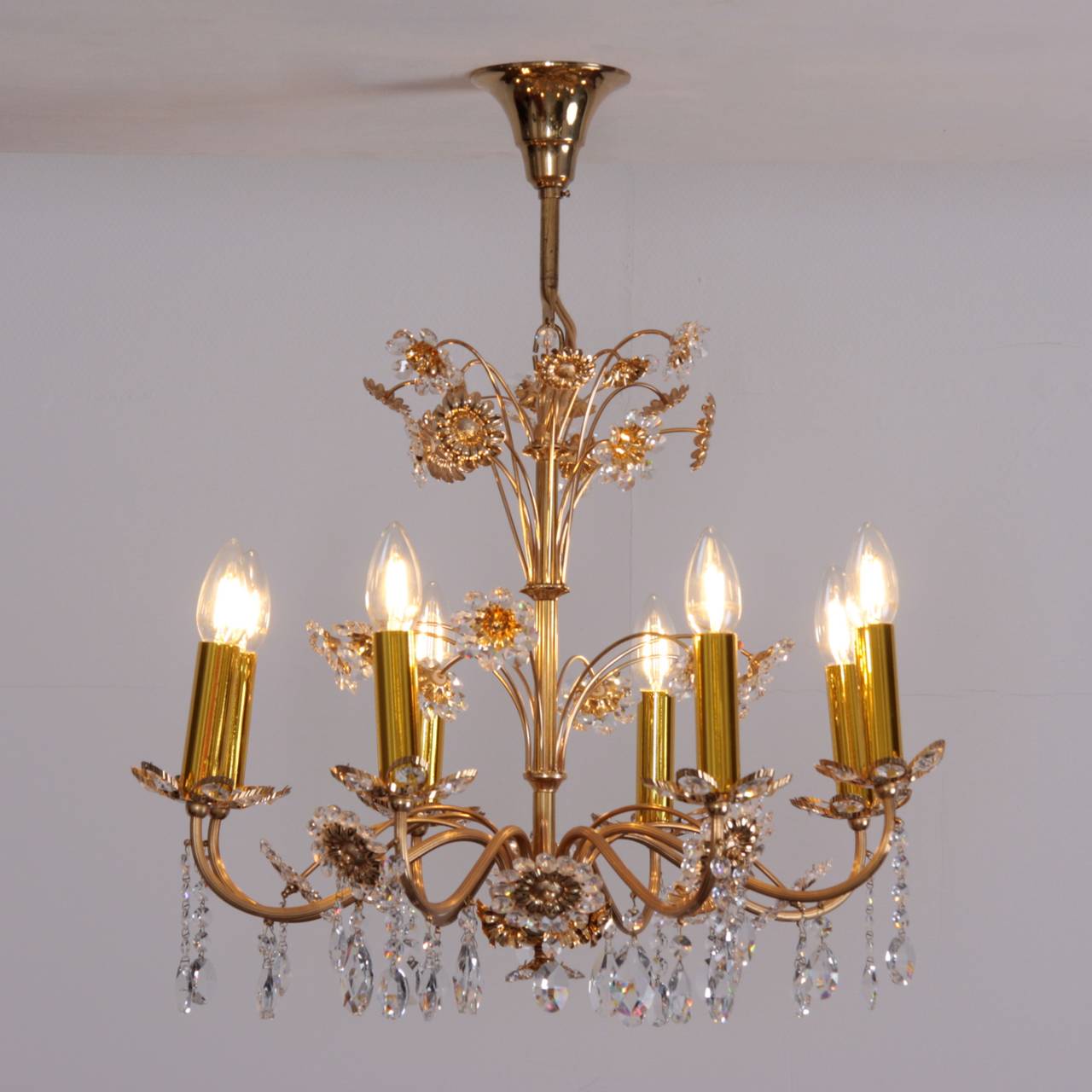 Hollywood Regency Enorme lampadario Palwa in ottone dorato e vetro a fiori in vendita
