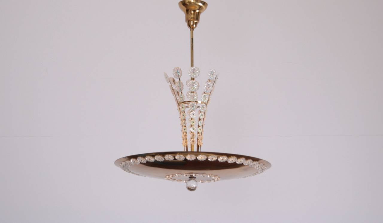 Très rare et énorme lampe suspendue d'Emil Stejnar datant des années 1960. La lampe donne une lumière fantastique et attire tous les regards dans chaque pièce.
Pour plus de sécurité, la lampe doit être vérifiée localement par un spécialiste en