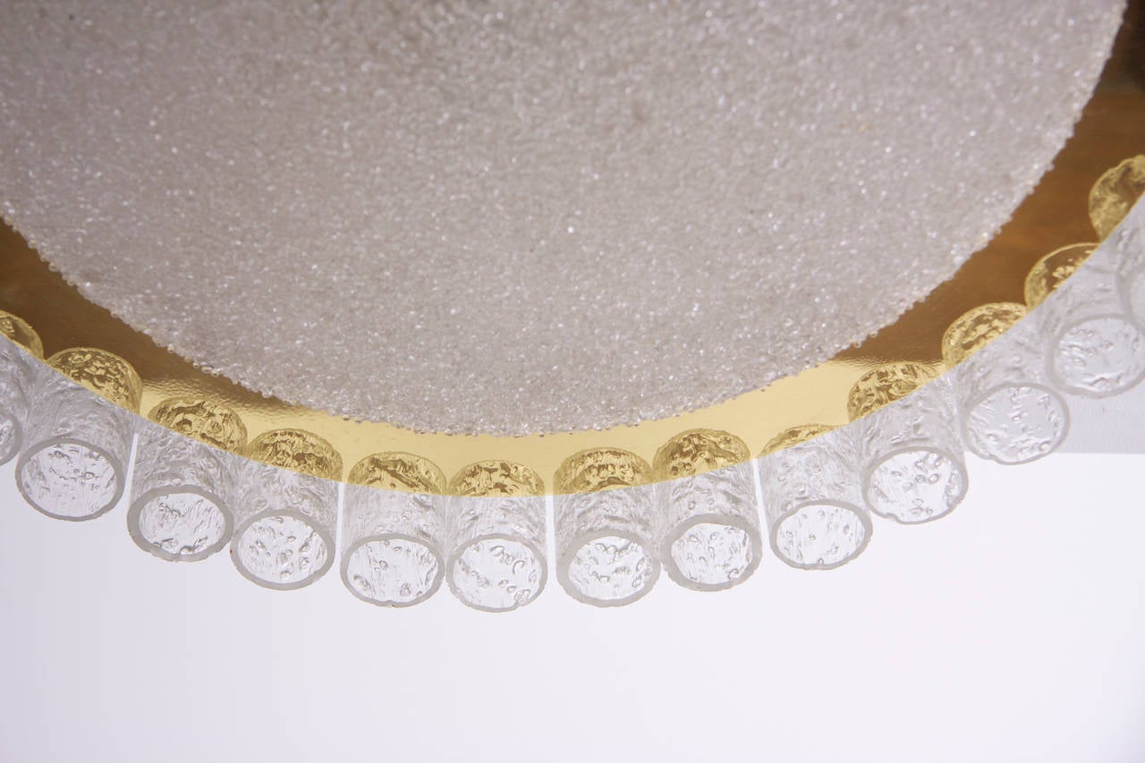 Milieu du XXe siècle Très grande applique ou applique encastrée en verre Doria avec entourage en laiton en vente