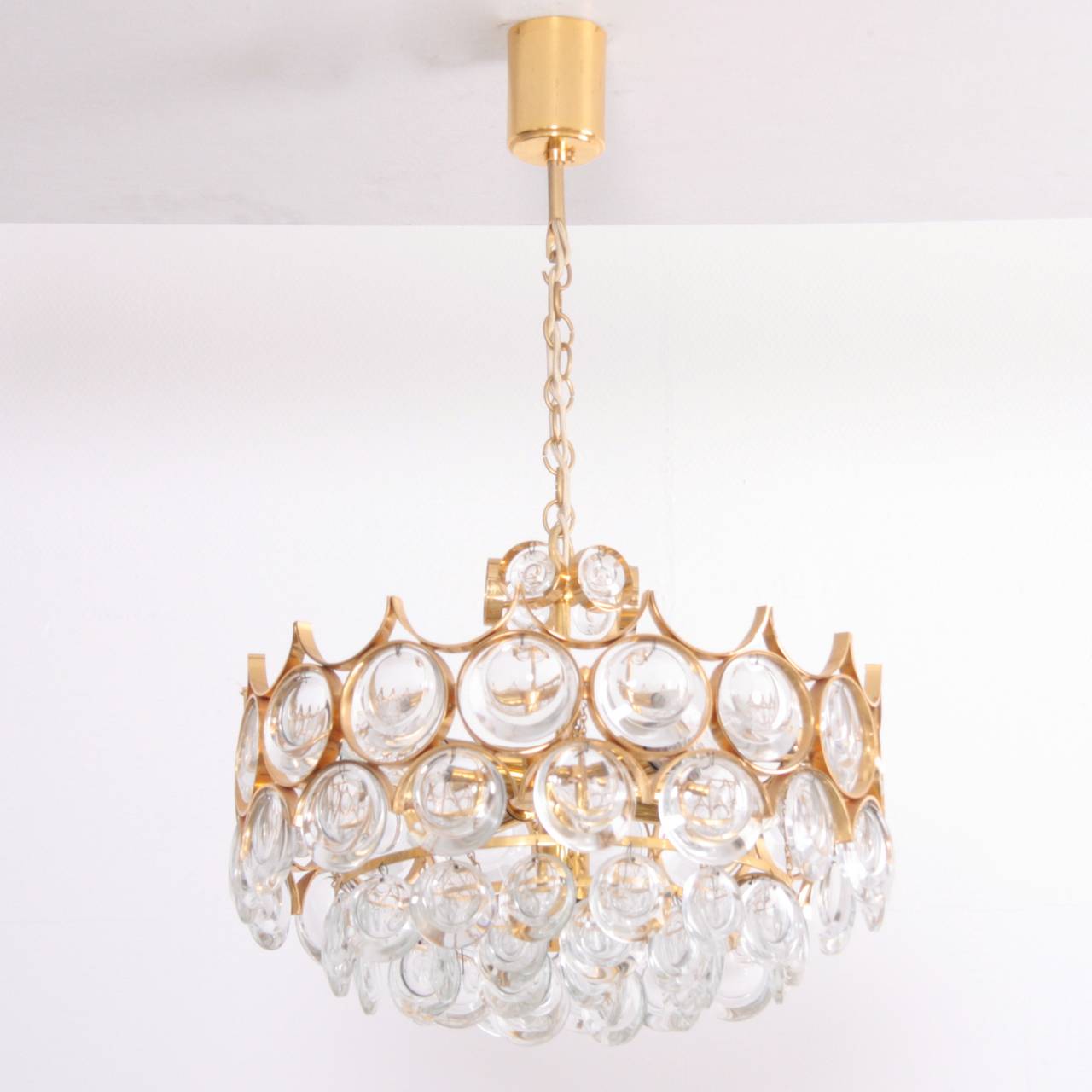 Stunning Gilded Brass and Glass Palwa Chandelier In Excellent Condition For Sale In Berlin, BE