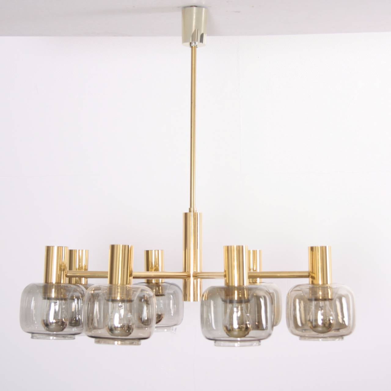 Brass and glass chandelier in excellent condition. Dimensions: 8 x E27 fittings.

