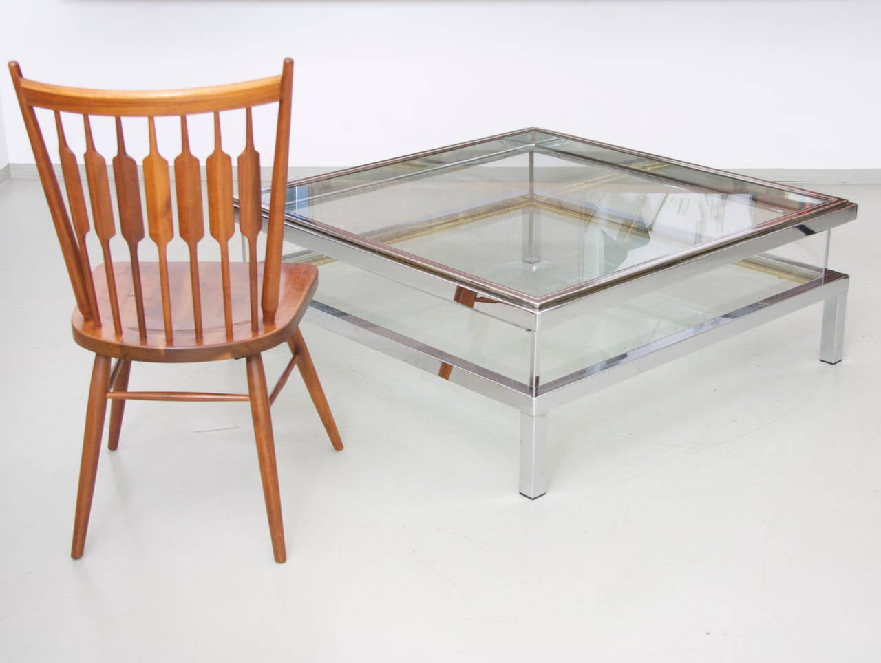 Großer quadratischer Glastisch mit Schiebeplatte von Maison Jansen. Der Rahmen hat eine originale verchromte Metalloberfläche mit schöner Alterung.

