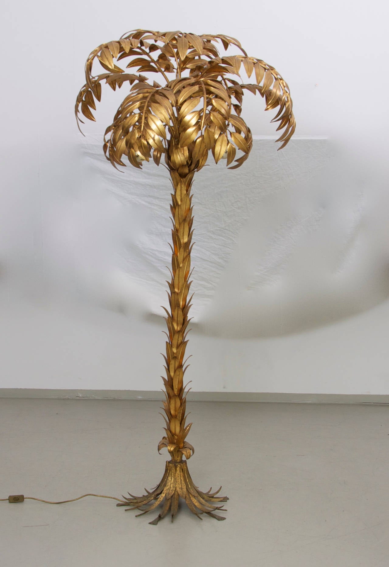 Huge palm tree lamp from the 1970s of the German designer Hans Kögl. The lamp is made of gold-plated metal and cast significant light shadows for a fantastic atmosphere. 3 x E27.