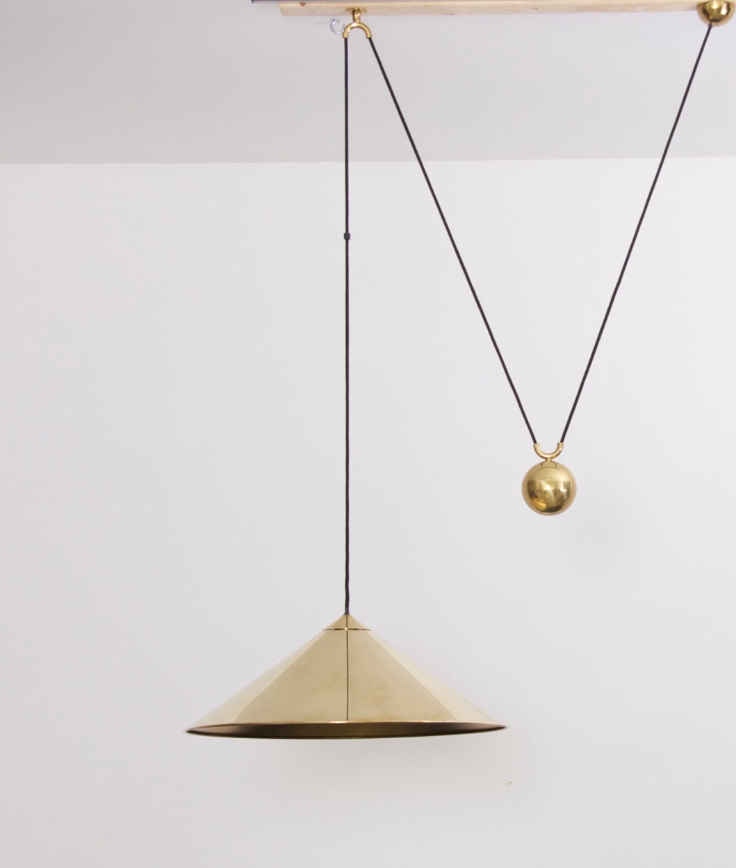 Rare large brass version of the Classic Schulz Keos pendant lamp in excellent condition with side counterweight. 1 x E27.