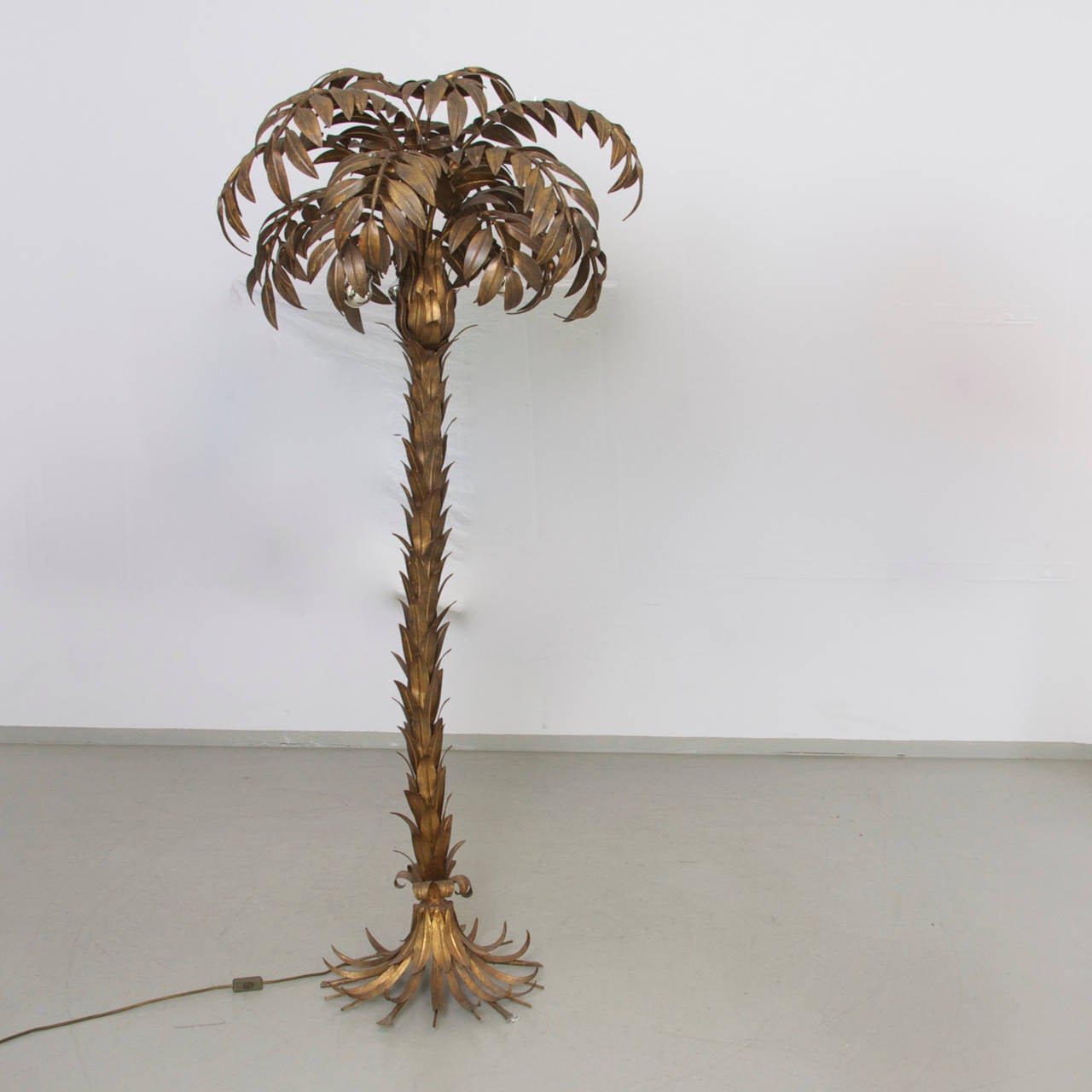 Huge palm tree lamp from the 1970s of the German designer Hans Kögl. The lamp is made of gold-plated metal and cast significant light shadows for a fantastic atmosphere. Dimensions: 3 x E27. Strong patina!
