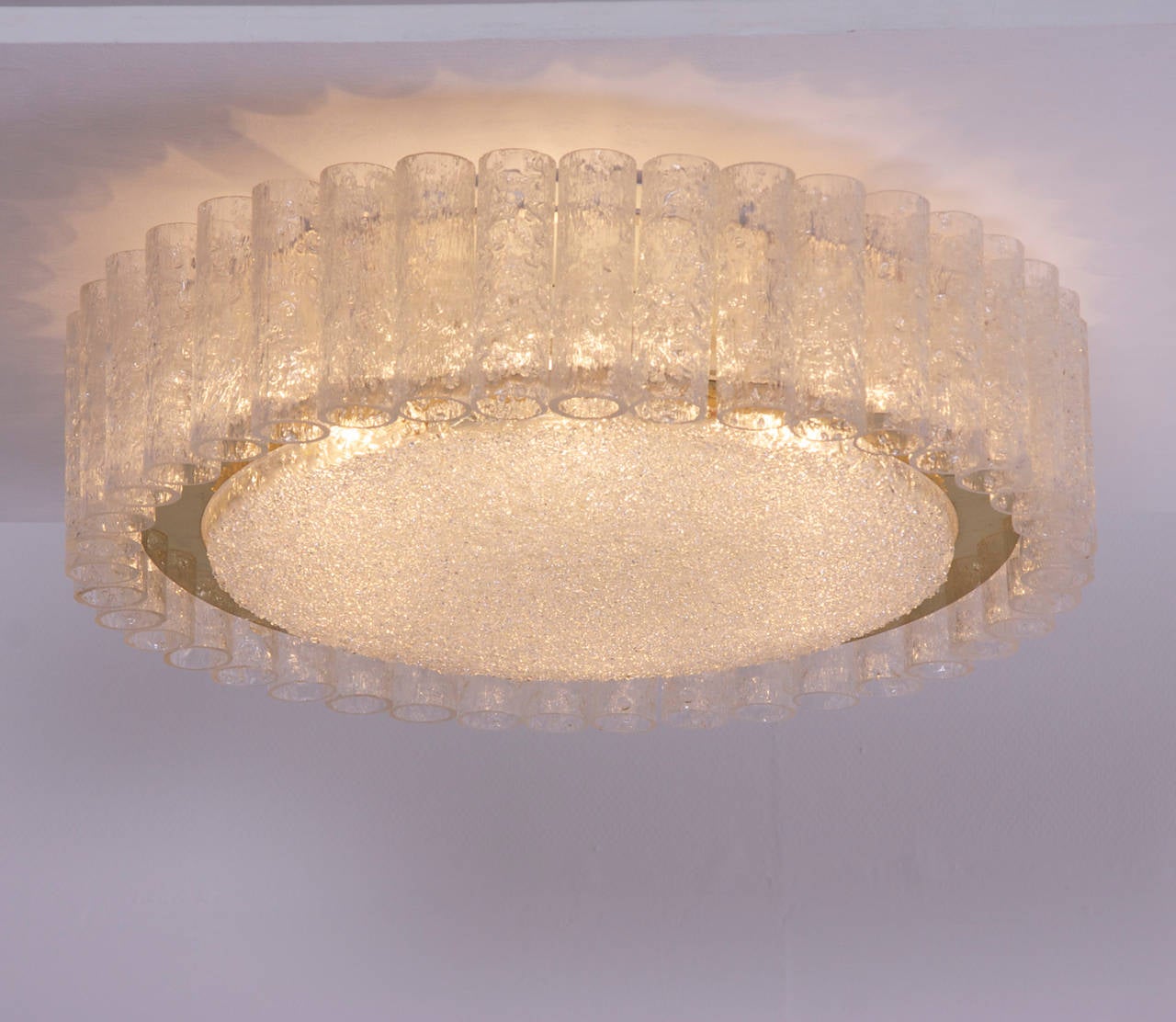 Bellissima montatura da incasso in vetro XL degli anni '60 con un rivestimento in ottone. Qualità fantastica. La stessa lampada è disponibile anche in altre dimensioni.

Accoglie sei lampadine con base E-27.

Per sicurezza, la lampada deve essere