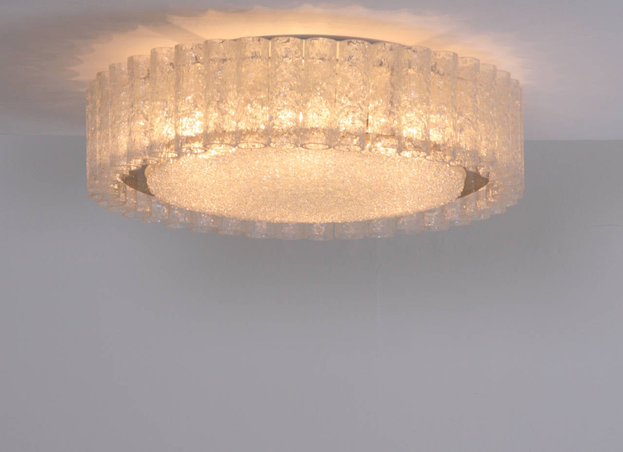 Metà XX secolo Lampada ad incasso o scintillio in vetro Doria extra large con bordo in ottone in vendita