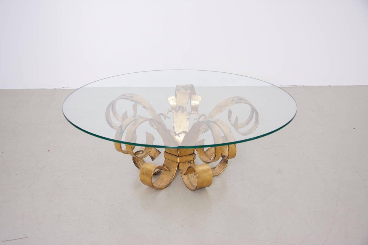 Français Grande table basse italienne en fer forgé doré Hollywood Regency avec plateau en verre en vente