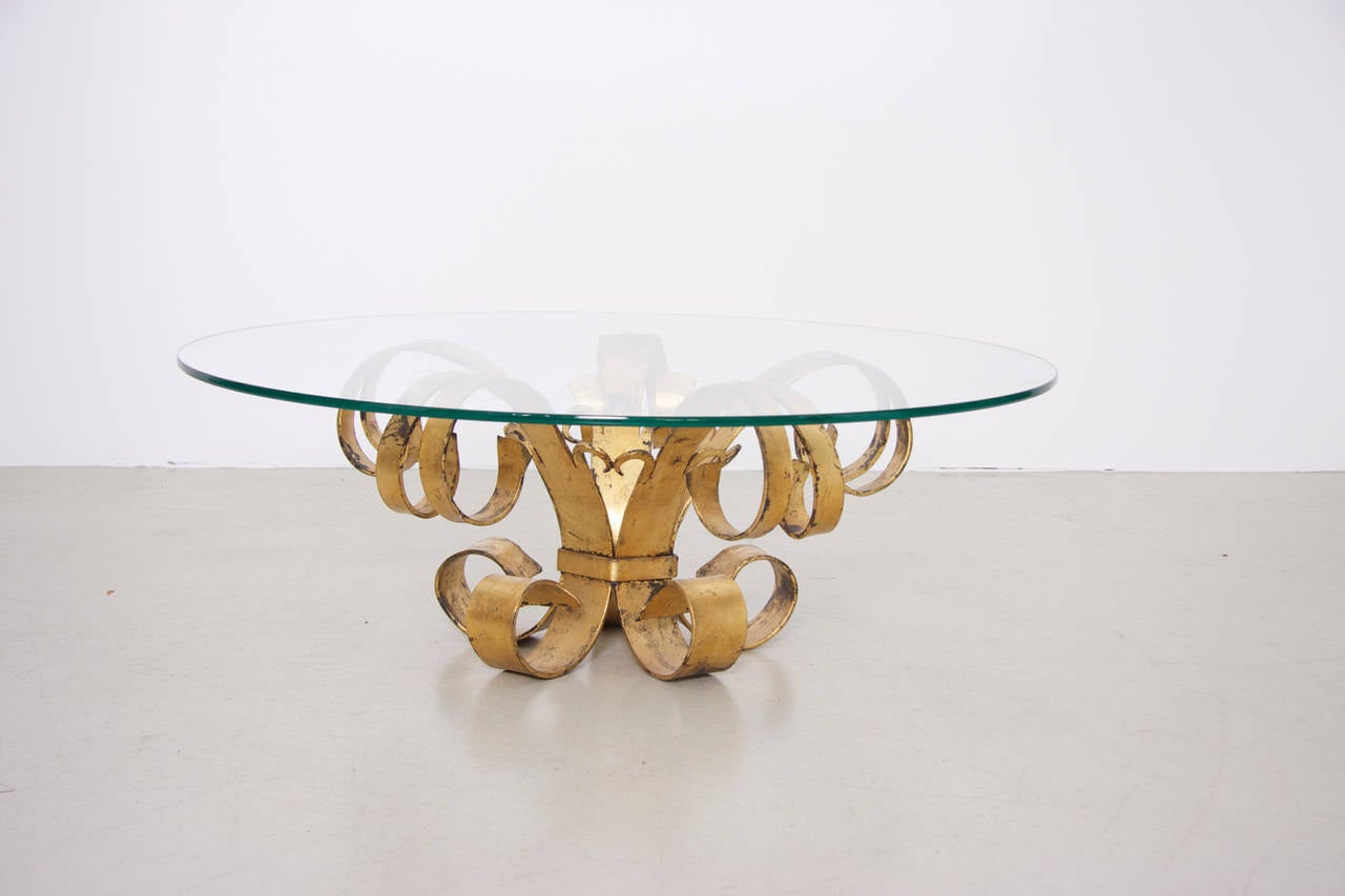Milieu du XXe siècle Grande table basse italienne en fer forgé doré Hollywood Regency avec plateau en verre en vente