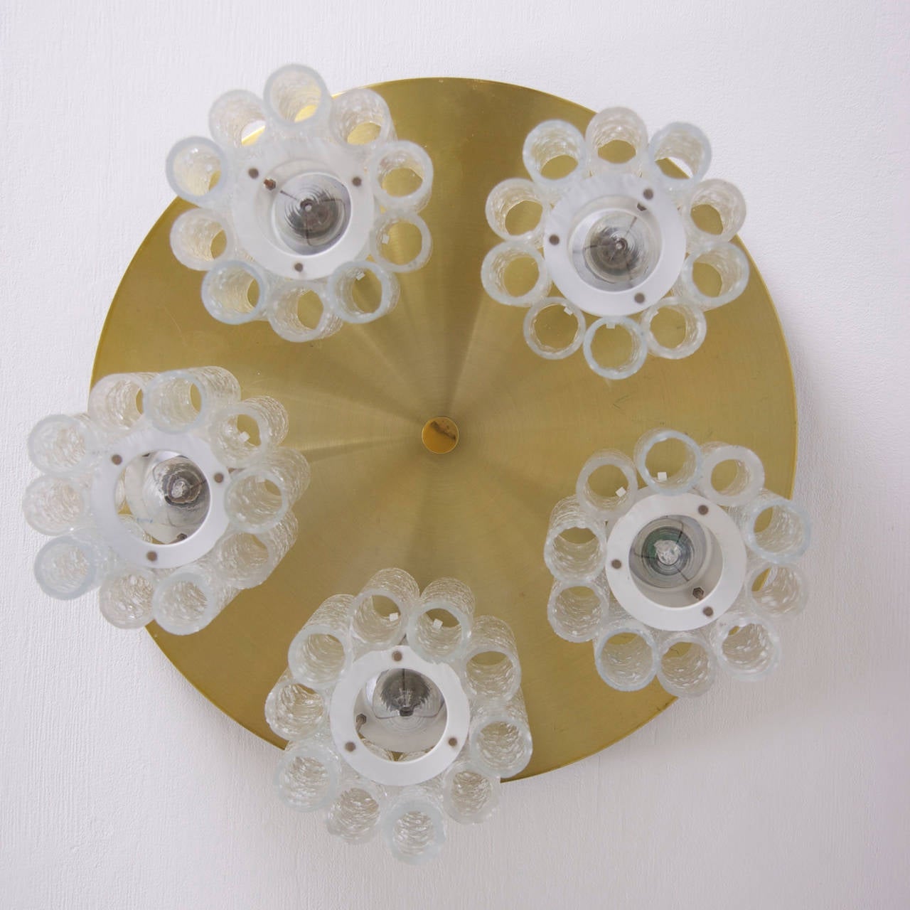Mid-Century moderno 1 of 5 Enorme lampadario ad incasso Doria con tubi di vetro e piastra in ottone in vendita