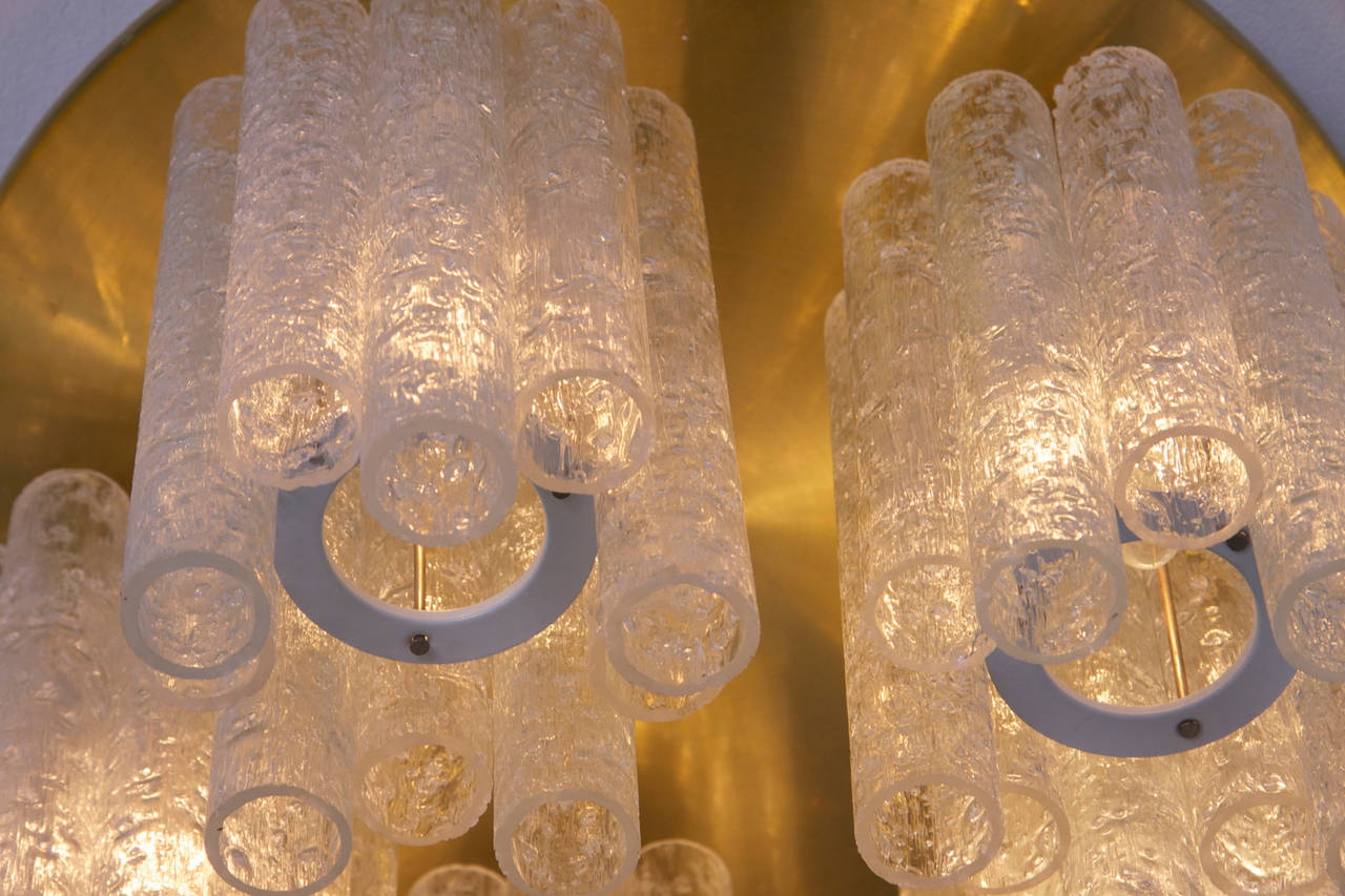 Metà XX secolo 1 of 5 Enorme lampadario ad incasso Doria con tubi di vetro e piastra in ottone in vendita