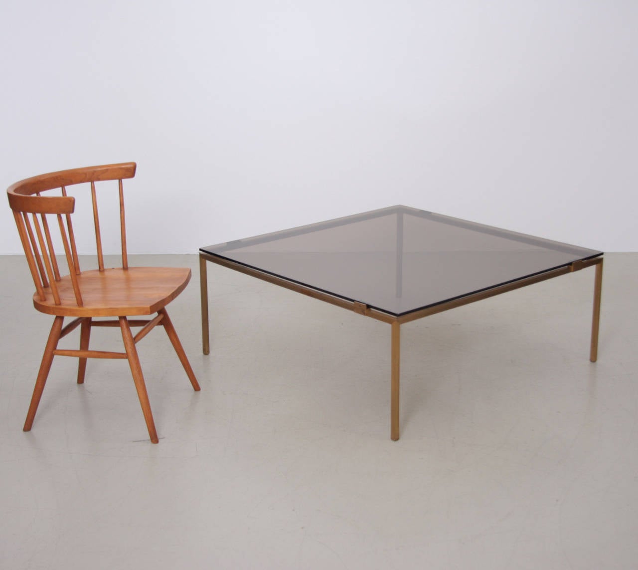 Mid-Century Modern Table basse élégante en laiton et verre à la manière de la Maison Jansen en vente