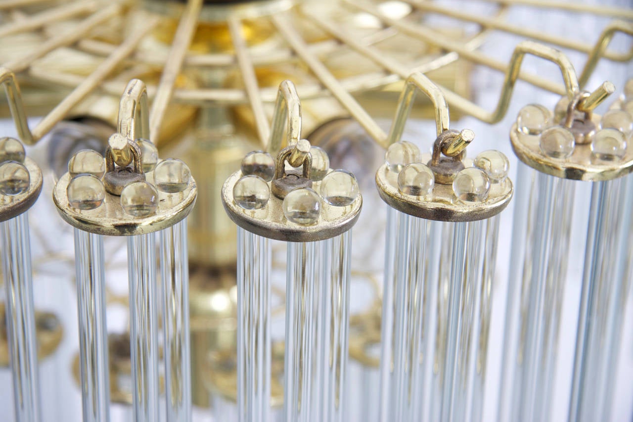 Très exceptionnel lustre en verre des années 1960. Pas d'éclats et en excellent état.
Pour plus de sécurité, la lampe doit être contrôlée localement par un spécialiste en fonction des exigences locales.

