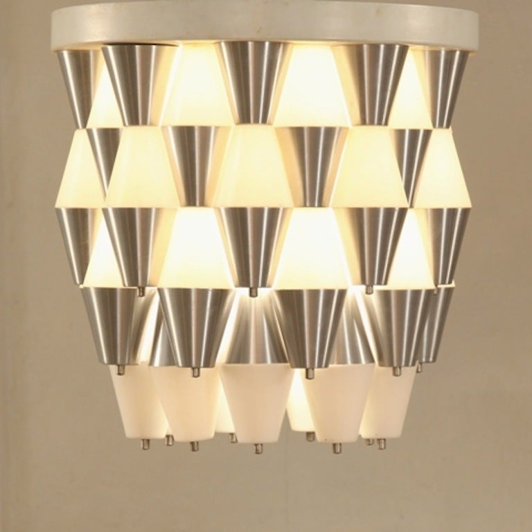 A 1960s model 'Ludiek' ('playful') lamp by RAAK Holland that can be used as a ceiling lamp, but also on the floor or a table.
The 50 aluminium and 50 plastic hoods create a great atmosphere when lit.