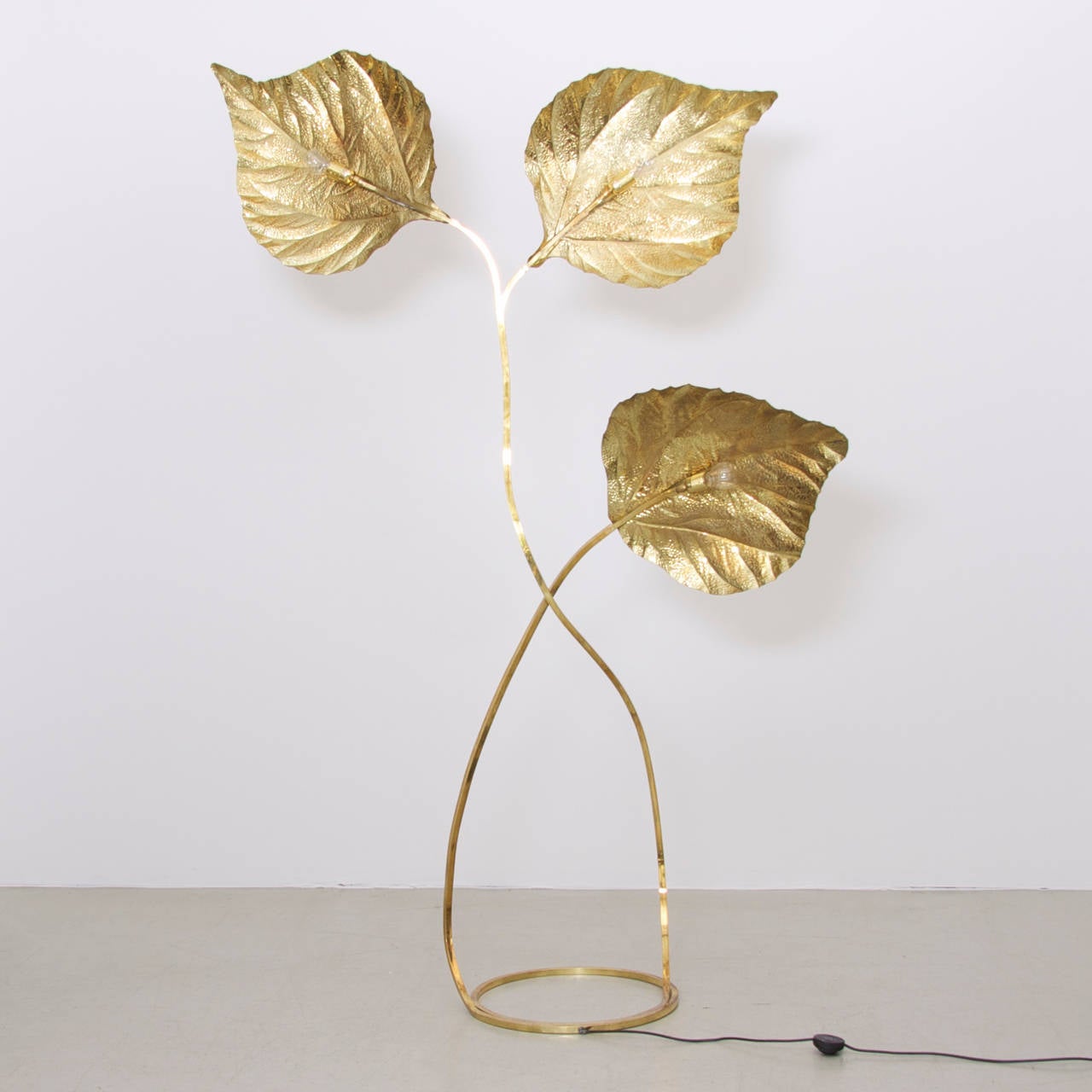 Very elegant, extra large and extraordinary huge three leaves rhubarb floor lamp by the Italian designer Tommaso Barbi. The lamp is made of brass and the reflection of the light on the brass brings a cozy atmosphere in every room. The lamp is a icon