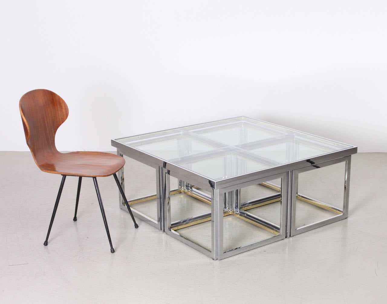 Milieu du XXe siècle Grande table basse en laiton et chrome avec quatre tables gigognes de la Maison Charles en vente
