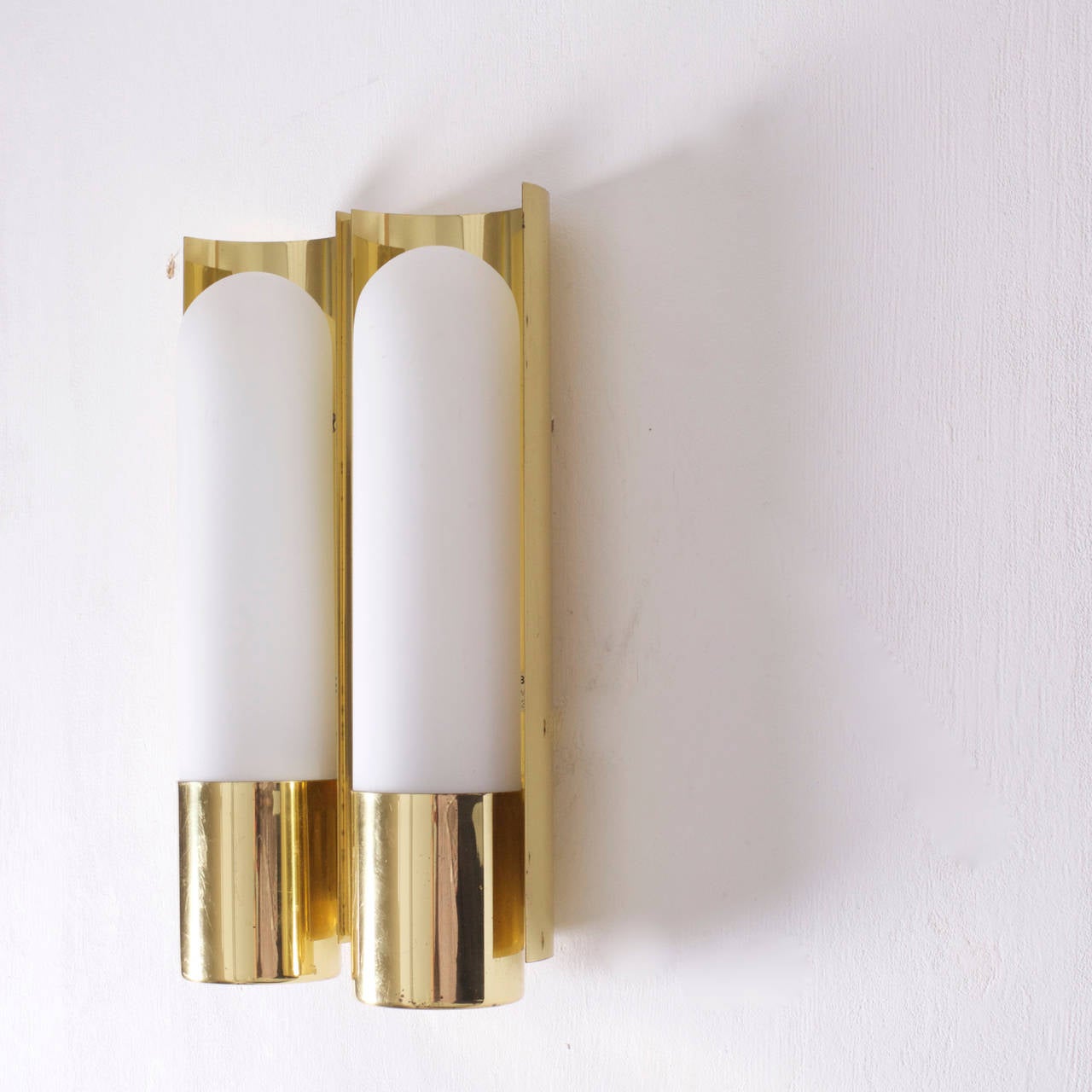 Juego de dos apliques o lámparas de pared de latón y cristal de Glashütte Limburg finales del siglo XX en venta