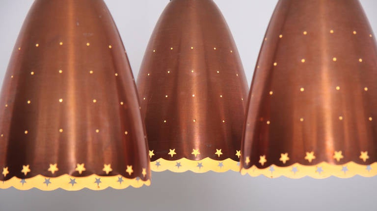 Cuivre Impressionnant lustre en cuivre avec abat-jours exécutés et détails en bois tropical en vente
