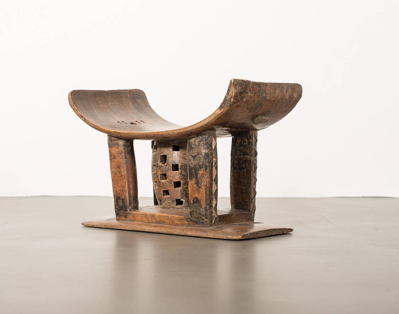 Beautiful Ashanti stool made by a member of the Akan folk / Ghana. The stool has a very nice and authentic patina with typical signes of use.