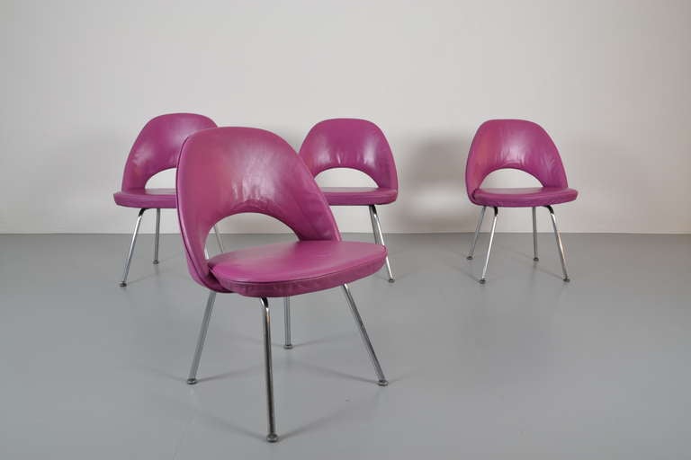 Unique set of four conference chair 72 designed by Eero Saarinen, manufactured by Knoll International.
In 1972 this set has been upholstered by experts in a magenta coloured leather.
