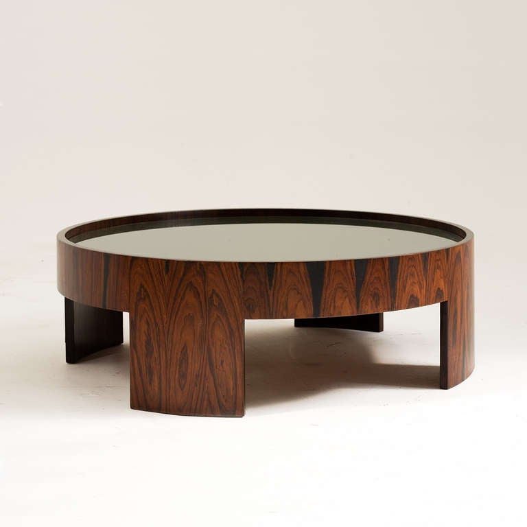 Beautiful coffee table designed by Joaquim Tenreiro, c. 1965
Jacaranda veneer and dark green tainted glass.
Manufactured by Tenreiro Movéis e Decoraçoes
Excellent condition

This piece is currently stored at our Rio de Janeiro warehouse