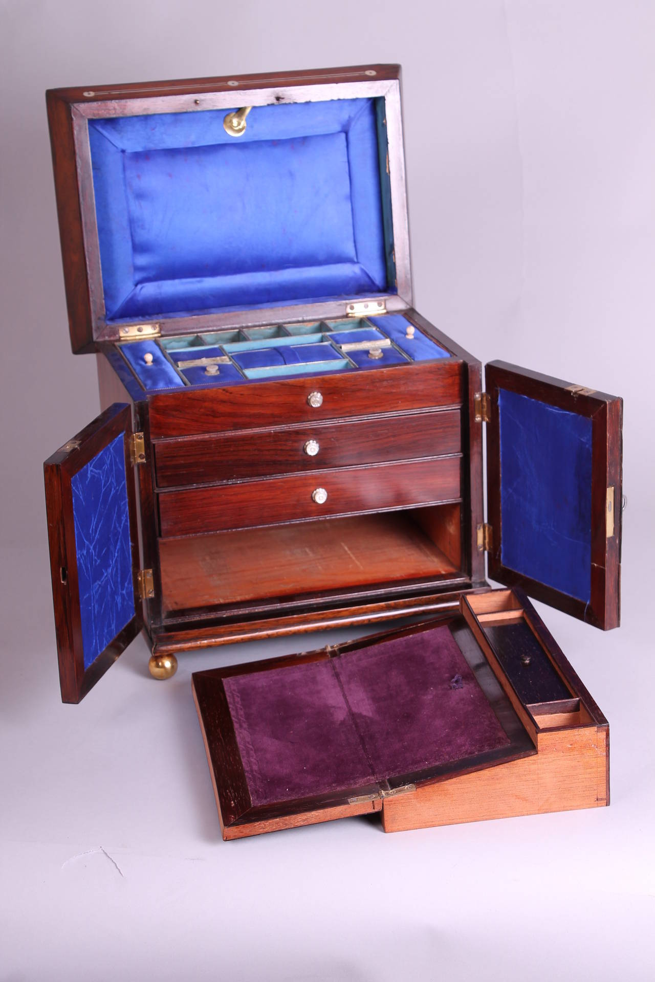 William IV Period Rosewood and Mother-of-Pearl Inlaid Lady's Table Compendium In Good Condition For Sale In Cambridge, GB