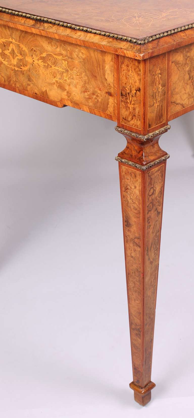 High quality mid 19th century burr walnut centre-table in the French manner In Good Condition For Sale In Cambridge, GB