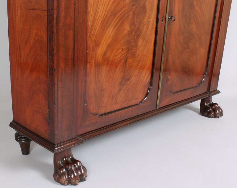 George IV period mahogany side-cabinet of fine quality and shallow proportions In Good Condition In Cambridge, GB