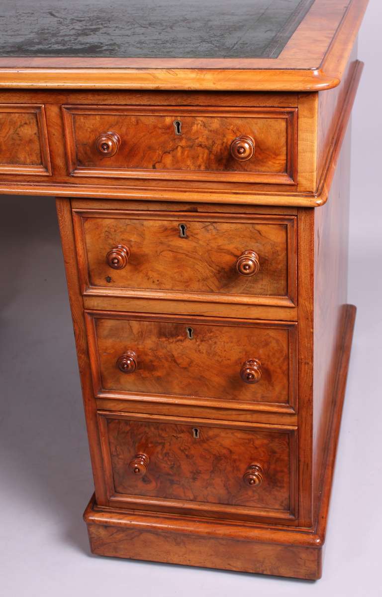 High Quality Figured Walnut Kneehole Desk In Excellent Condition In Cambridge, GB