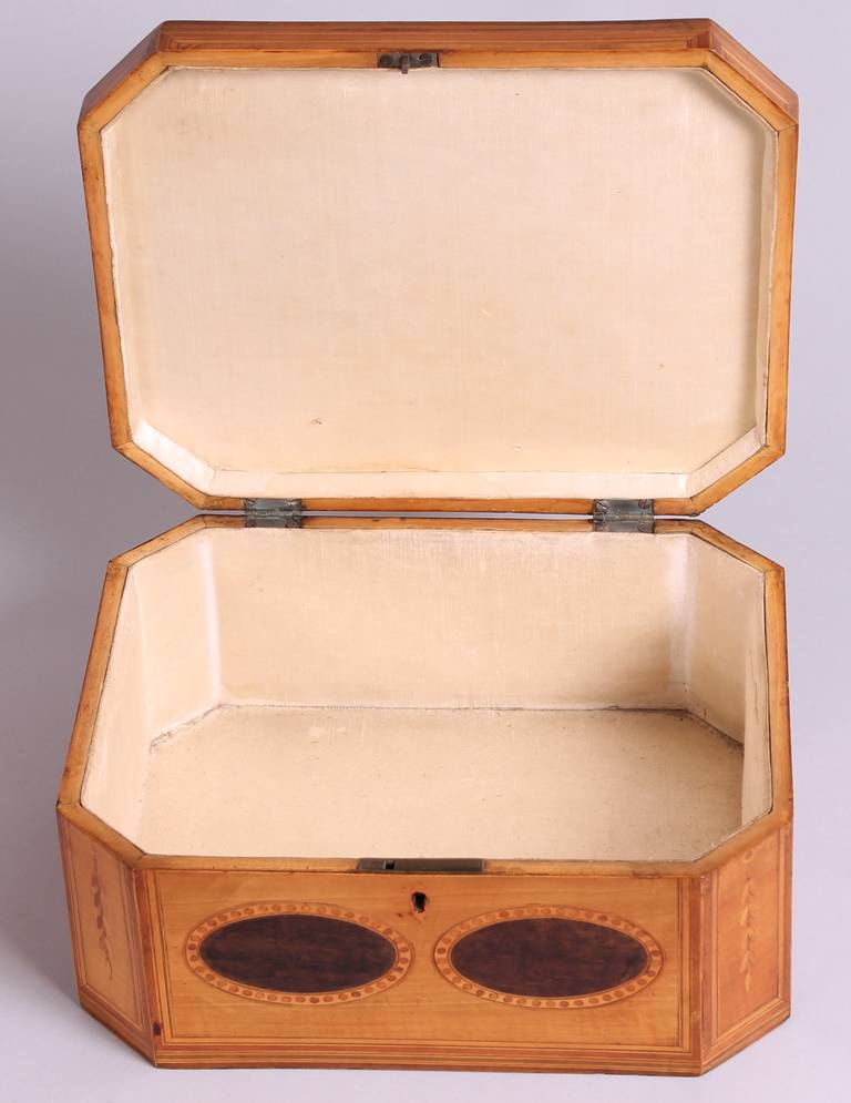 Fine George III period and satinwood and marquetry jewellery box In Good Condition In Cambridge, GB
