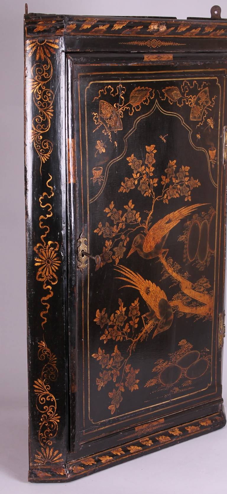 Early 18th century black and gold japanned corner-cupboard In Good Condition In Cambridge, GB