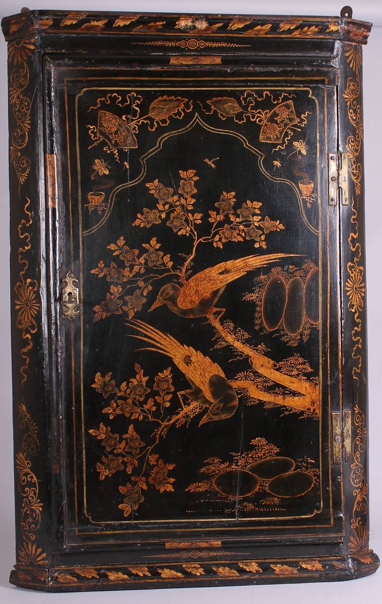 Early 18th century black and gold japanned corner-cupboard 1