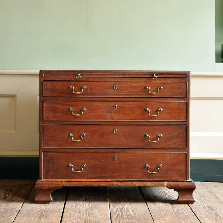 A George III mahogany bachelor's chest, the quartered oak brushing slide above four graduated drawers, on ogee feet.

Available to view at Brunswick House.